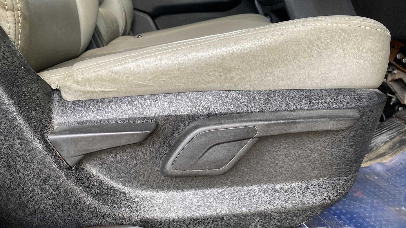 2017 Mahindra KUV 100 NXT K8 D 6 STR, Diesel, Manual, 51,712 km, Driver Side Adjustment Panel