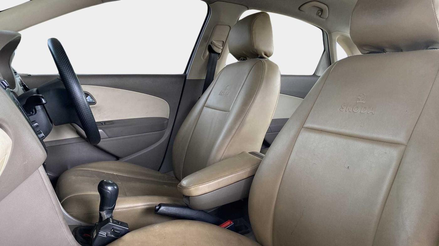 2015 Skoda Rapid 1.5 TDI CR ACTIVE, Diesel, Manual, 1,00,263 km, Right Side Front Door Cabin