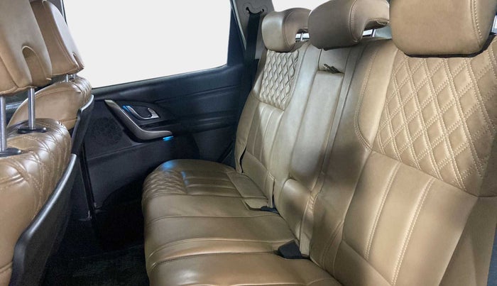 2018 Mahindra XUV500 W11 (O) AT, Diesel, Automatic, 43,761 km, Right Side Rear Door Cabin