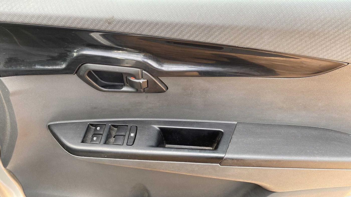 2017 Mahindra KUV 100 NXT K4+ P 6 STR, Petrol, Manual, 68,832 km, Driver Side Door Panels Control