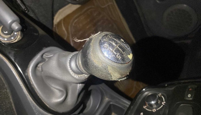 2013 Renault Duster 110 PS RXZ DIESEL, Diesel, Manual, 92,379 km, Gear lever - Knob cover torn