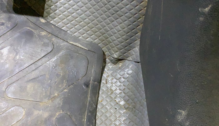 2012 Maruti Ritz VDI, Diesel, Manual, 97,419 km, Flooring - Carpet is minor damage