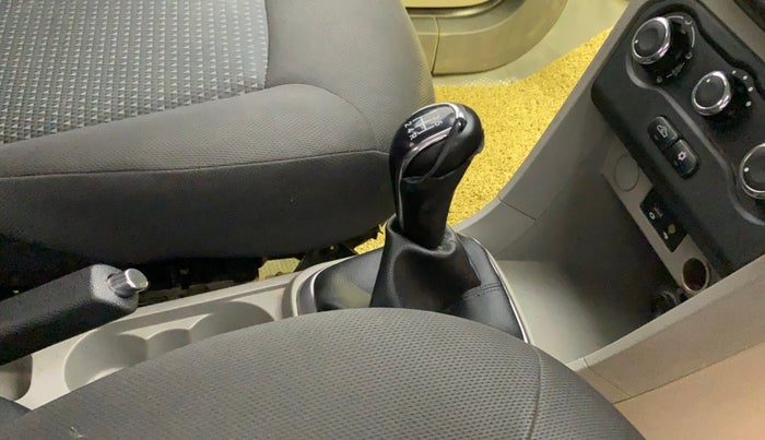 2017 Tata Tiago XZ PETROL, Petrol, Manual, 65,410 km, Gear lever - Knob cover torn