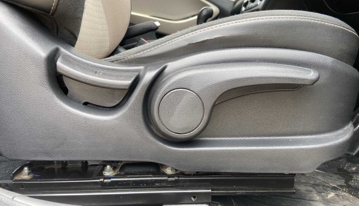2017 Hyundai Elite i20 SPORTZ 1.2, Petrol, Manual, 97,212 km, Driver Side Adjustment Panel