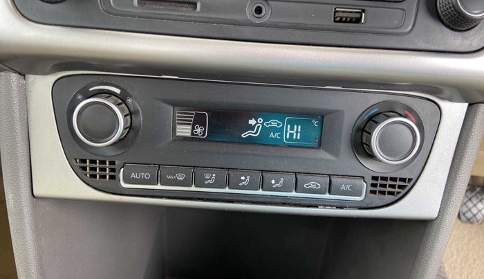 2015 Volkswagen Vento HIGHLINE DIESEL 1.5, Diesel, Manual, 1,25,458 km, AC Unit - Directional switch has minor damage