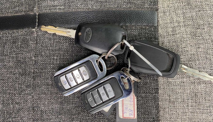 2016 Mahindra Kuv100 K2 6 STR, Petrol, Manual, 44,474 km, Key Close Up
