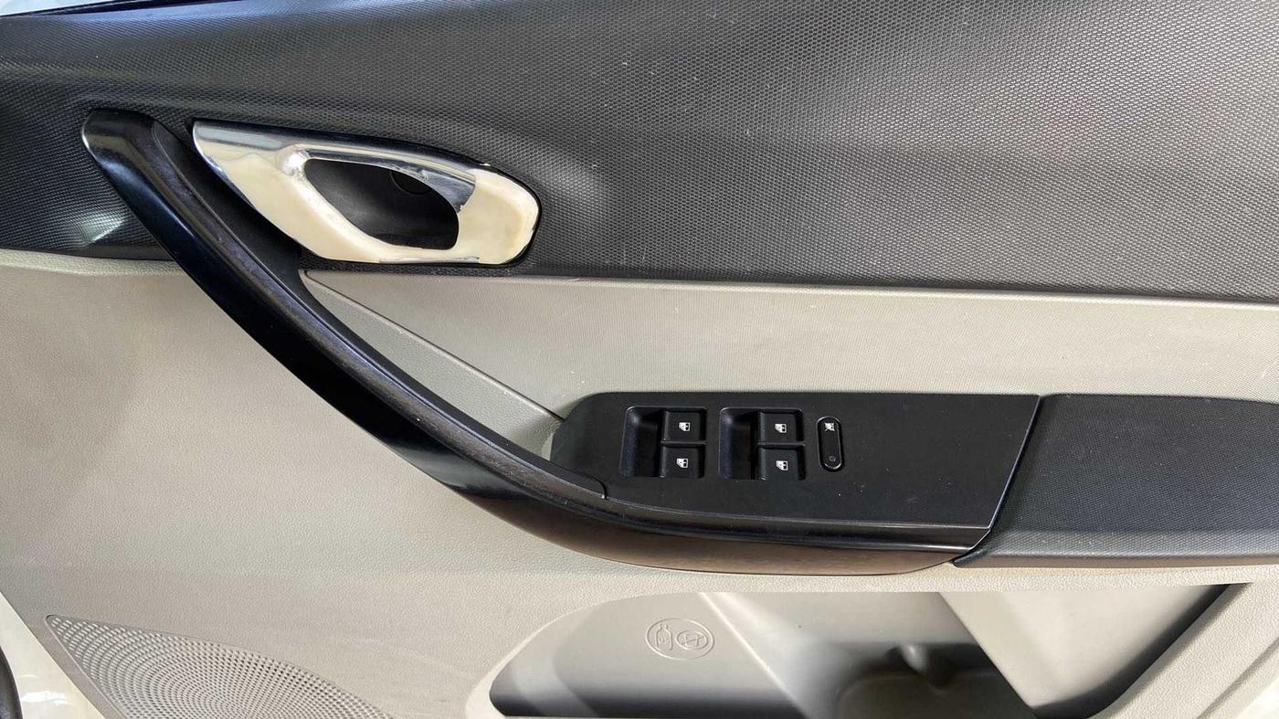 2016 Tata Tiago XZ PETROL, Petrol, Manual, 73,138 km, Driver Side Door Panels Control