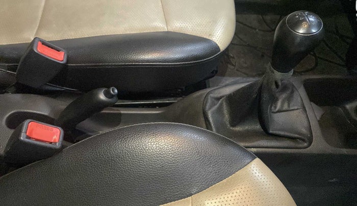 2016 Hyundai Eon ERA +, Petrol, Manual, 32,082 km, Gear Lever