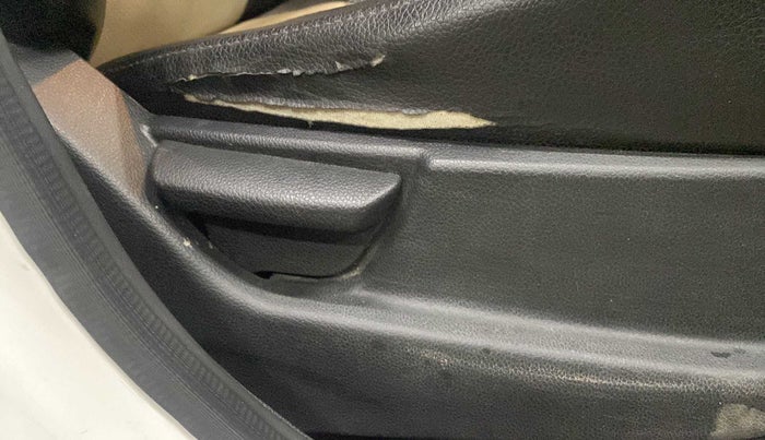 2016 Hyundai Eon ERA +, Petrol, Manual, 32,082 km, Driver Side Adjustment Panel