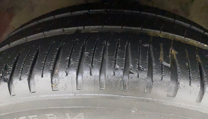 2011 Hyundai i20 MAGNA (O) 1.2, Petrol, Manual, 83,121 km, Right Front Tyre Tread