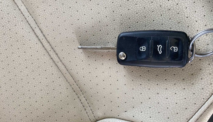 2016 Volkswagen Jetta COMFORTLINE TDI, Diesel, Manual, 1,05,437 km, Key Close Up