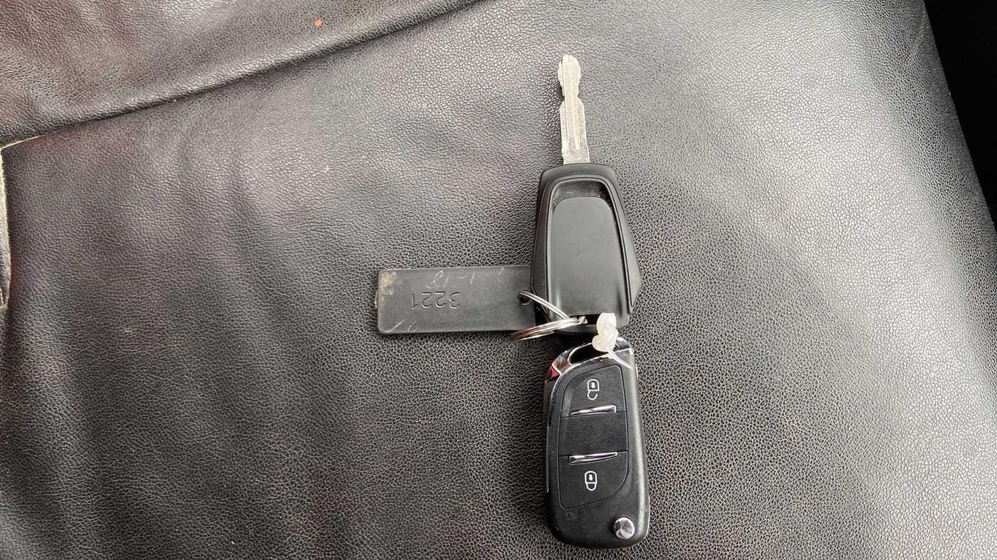 2018 Mahindra KUV 100 NXT K2 P 6 STR, Petrol, Manual, 61,558 km, Key Close Up
