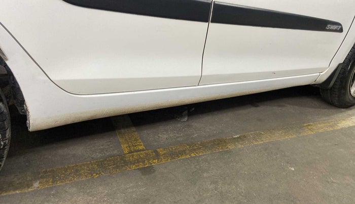 2016 Maruti Swift VXI, Petrol, Manual, 40,368 km, Right running board - Slightly rusted