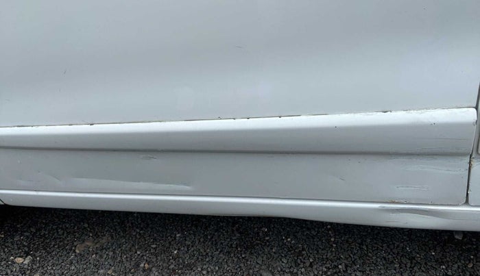 2017 Maruti Wagon R 1.0 VXI, CNG, Manual, 80,567 km, Front passenger door - Slightly dented