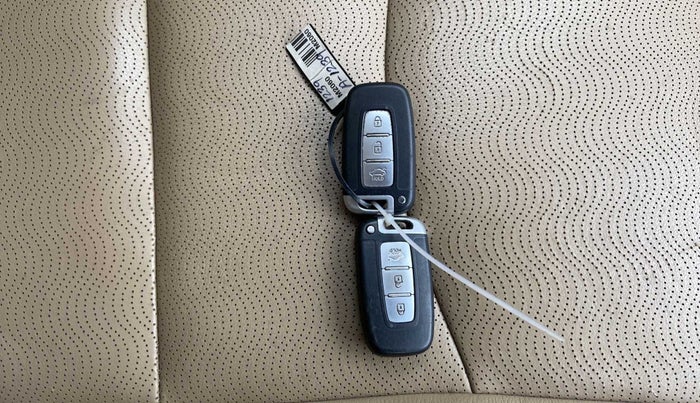 2015 Hyundai New Elantra 1.8 SX AT VTVT, Petrol, Automatic, 1,09,929 km, Key Close Up