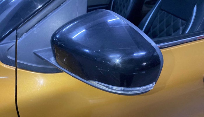 2021 Renault TRIBER RXZ DUAL TONE, Petrol, Manual, 23,326 km, Left rear-view mirror - ORVM switch has minor damage