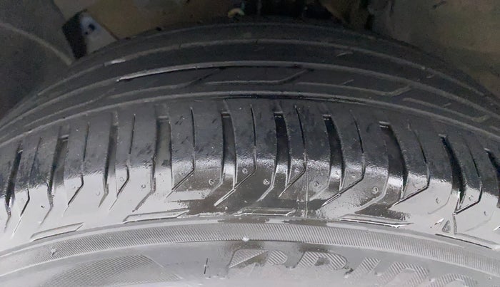 2018 Renault Duster RXE PETROL, Petrol, Manual, 61,537 km, Left Front Tyre Tread