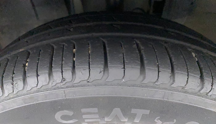 2020 Renault TRIBER RXZ, Petrol, Manual, 46,899 km, Left Front Tyre Tread