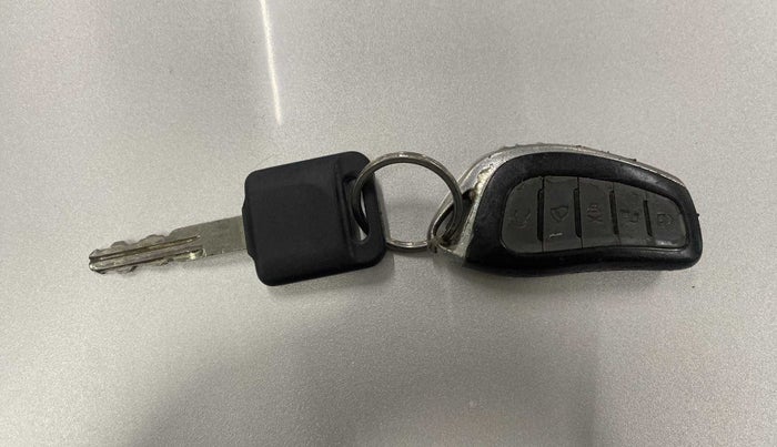 2017 Nissan Sunny XE D, Diesel, Manual, 1,21,958 km, Key Close Up