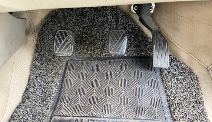 2016 Maruti Swift Dzire LXI, CNG, Manual, 1,18,334 km, Pedals