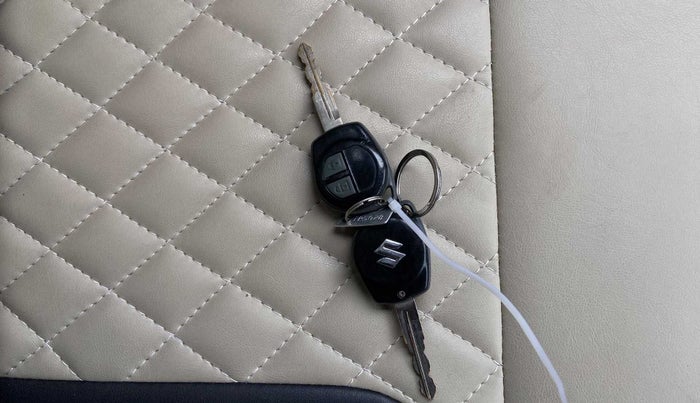 2016 Maruti Swift Dzire LXI, CNG, Manual, 1,18,334 km, Key Close Up