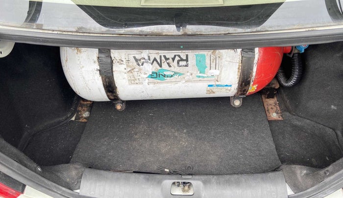 2016 Maruti Swift Dzire LXI, CNG, Manual, 1,18,334 km, Boot Inside