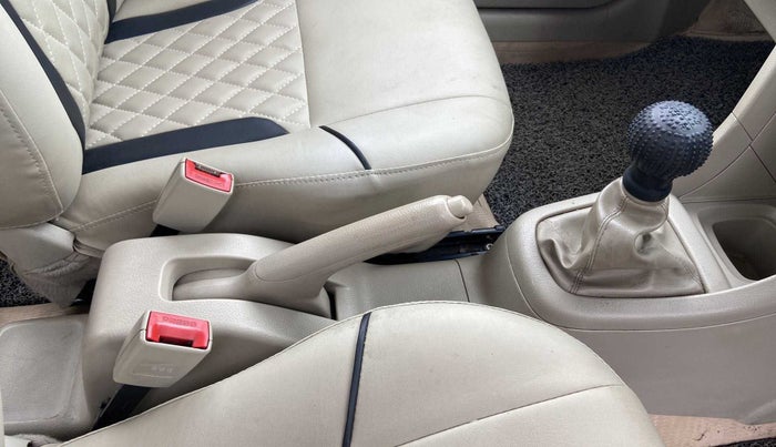 2016 Maruti Swift Dzire LXI, CNG, Manual, 1,18,334 km, Gear Lever
