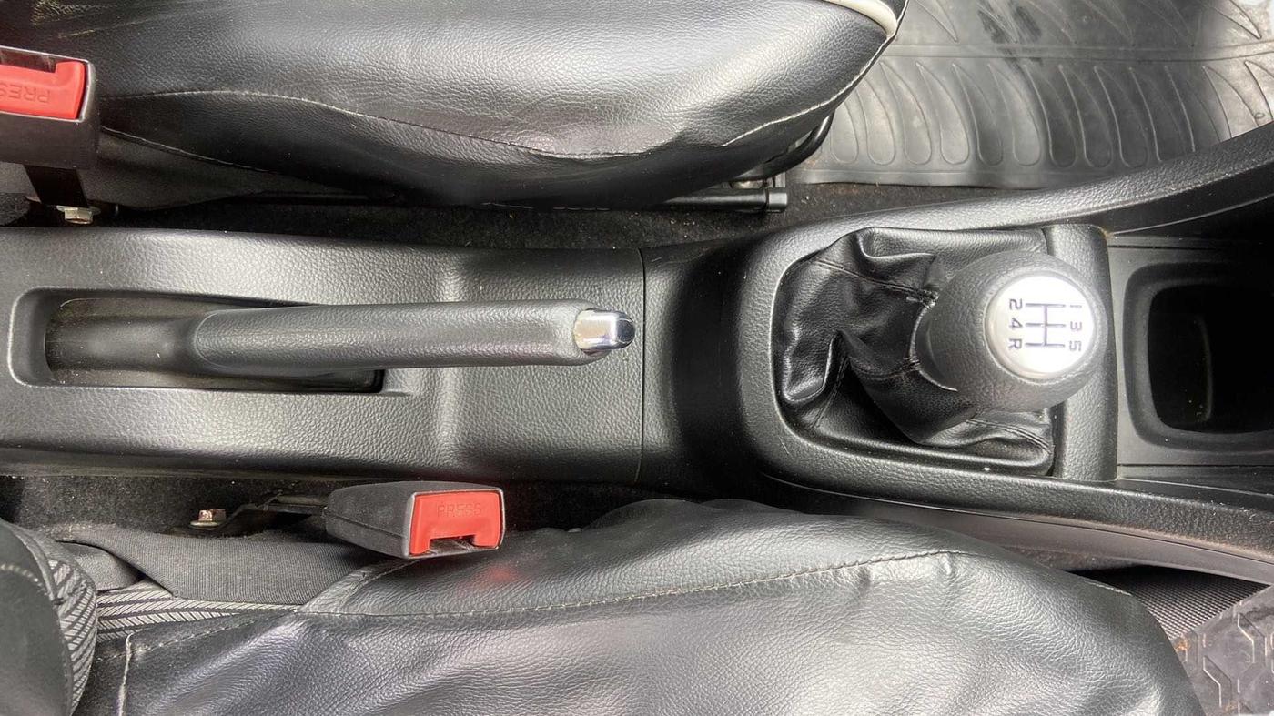 2013 Maruti Swift ZXI, Petrol, Manual, 57,770 km, Gear Lever