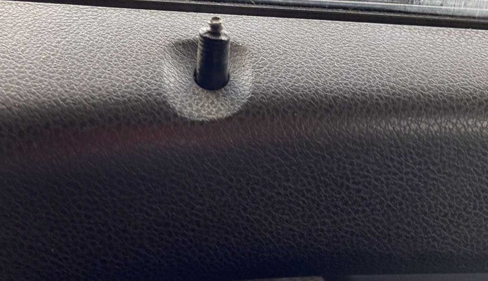 2018 Renault Kwid RXT 1.0, Petrol, Manual, 80,003 km, Lock system - Door lock knob has minor damage