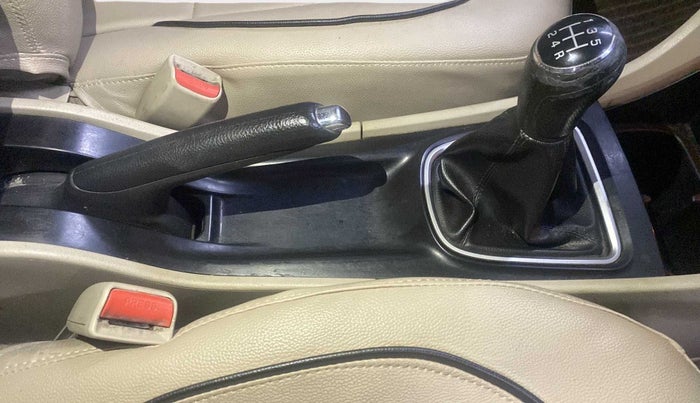 2017 Maruti Ciaz ZDI SHVS, Diesel, Manual, 1,22,023 km, Gear Lever