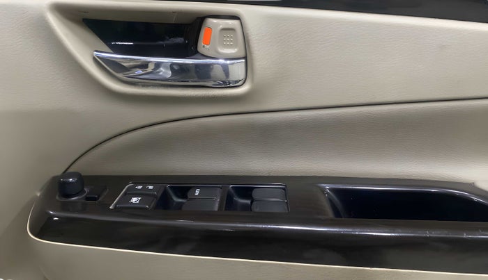 2017 Maruti Ciaz ZDI SHVS, Diesel, Manual, 1,22,023 km, Driver Side Door Panels Control