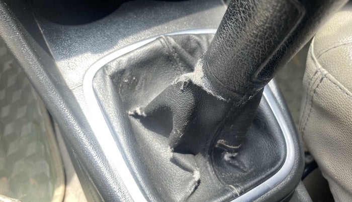 2011 Volkswagen Polo HIGHLINE1.2L, Petrol, Manual, 50,053 km, Gear lever - Boot cover slightly torn