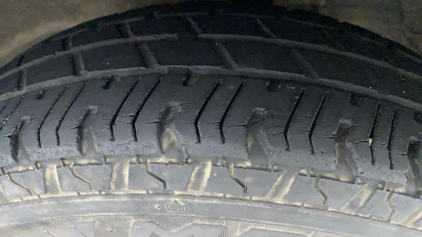 2014 Maruti Alto 800 LXI, Petrol, Manual, 42,521 km, Left Front Tyre Tread