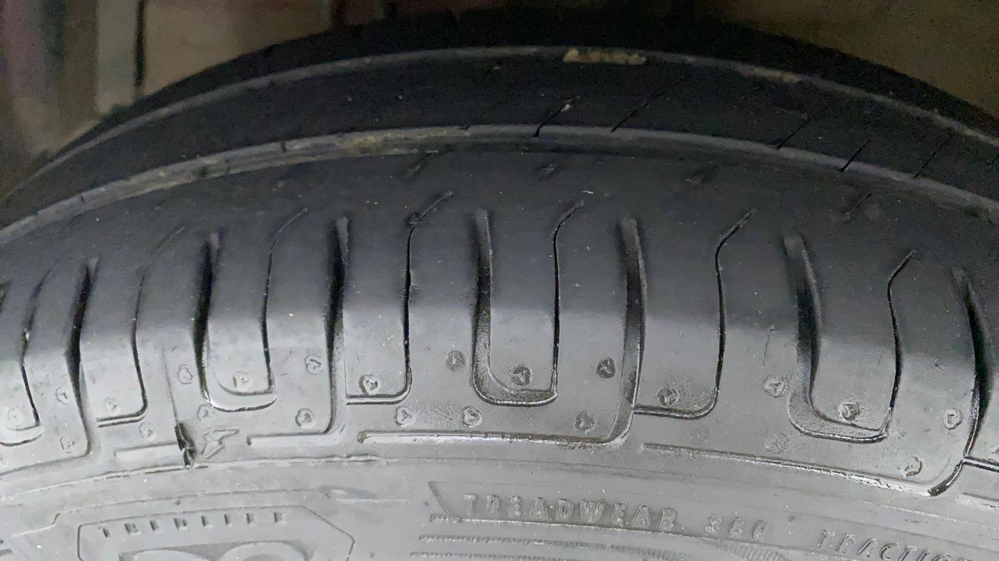 2017 Maruti Swift Dzire VXI, Petrol, Manual, 1,19,975 km, Left Front Tyre Tread