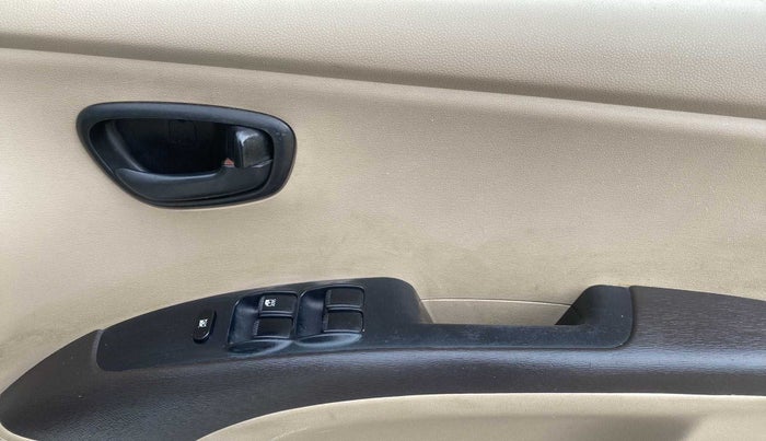 2010 Hyundai i10 MAGNA 1.2, Petrol, Manual, 1,21,896 km, Driver Side Door Panels Control