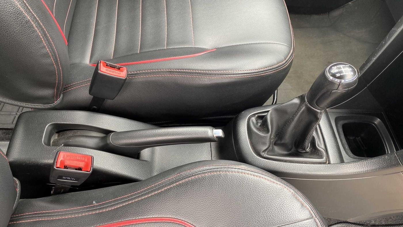 2013 Maruti Swift VDI, Diesel, Manual, 1,14,803 km, Gear Lever