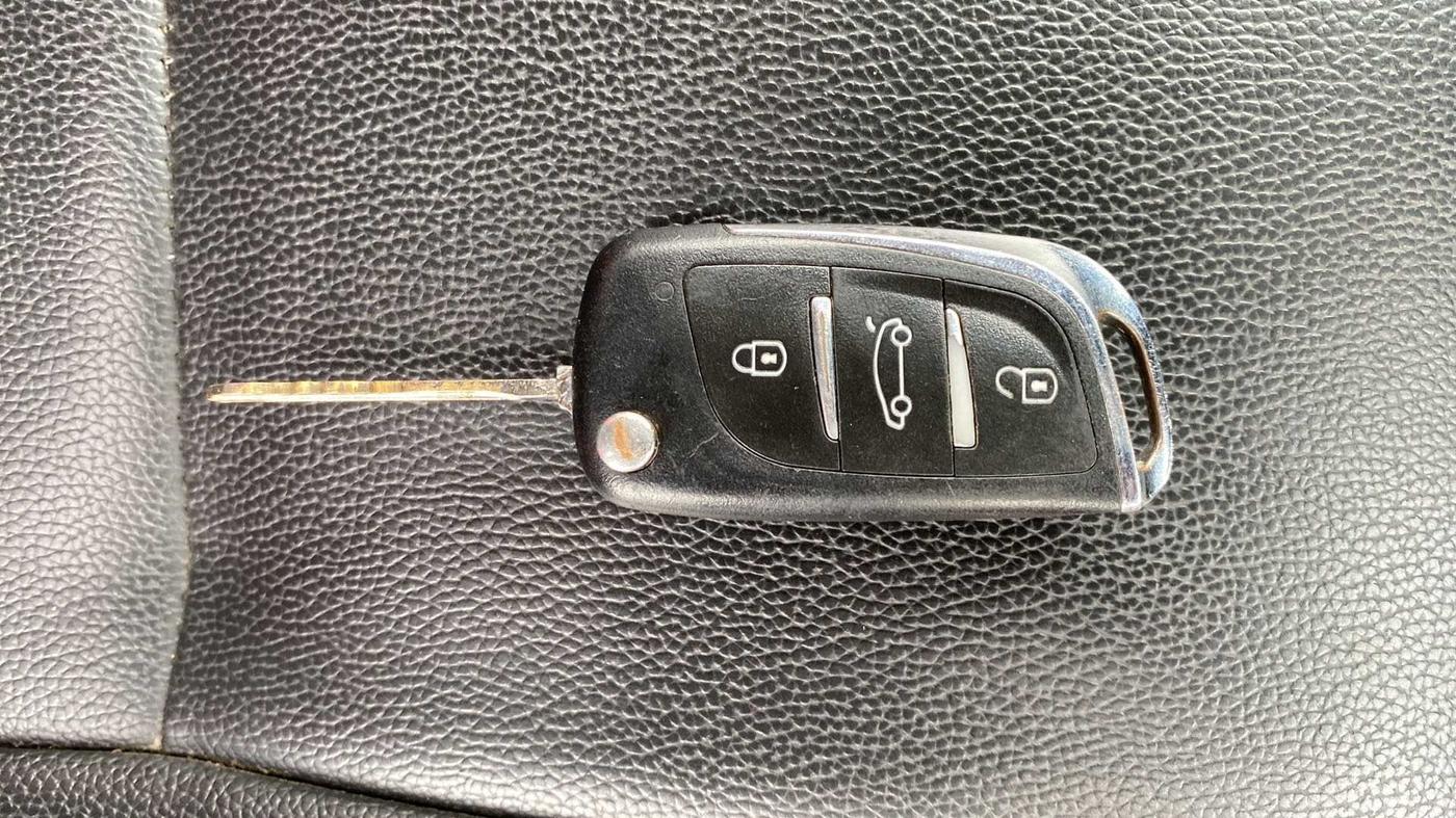 2012 Maruti Swift VXI, Petrol, Manual, 1,00,685 km, Key Close Up