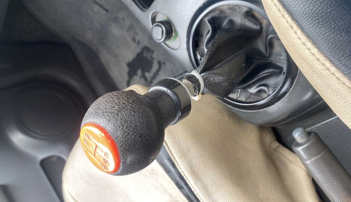 2011 Maruti Swift Dzire LDI, Diesel, Manual, 65,848 km, Gear lever - Boot cover slightly torn