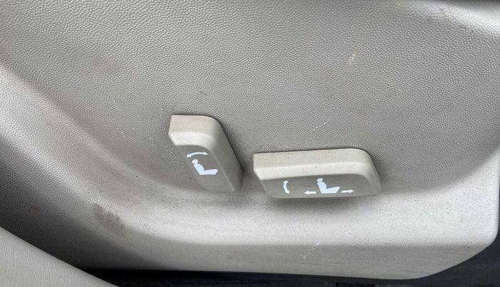 2017 Mahindra XUV500 W10, Diesel, Manual, 51,853 km, Driver Side Adjustment Panel