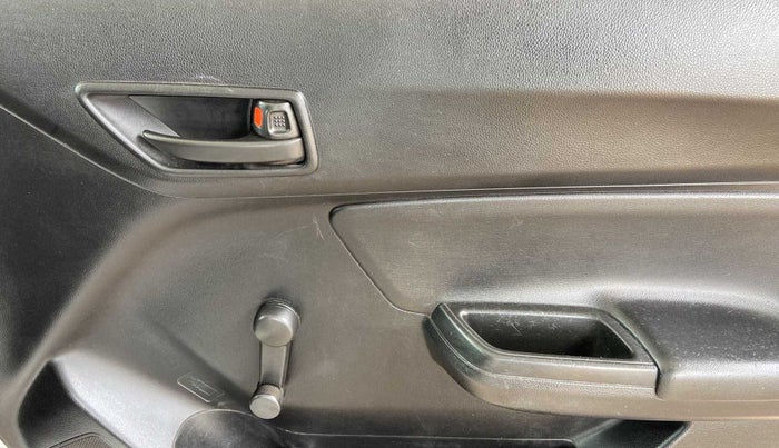 2018 Maruti Swift LXI, Petrol, Manual, 93,535 km, Driver Side Door Panels Control