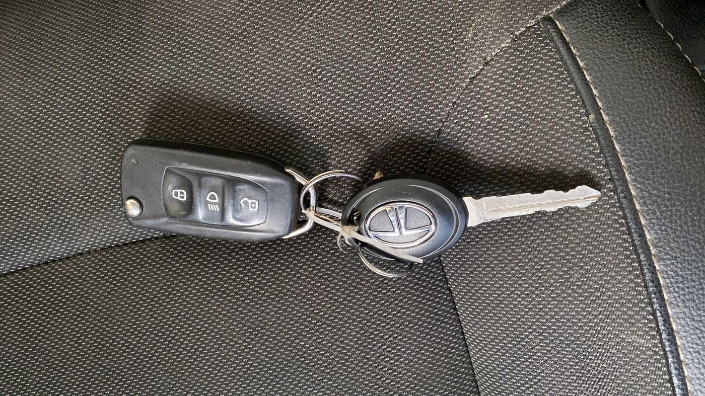 2018 Tata TIGOR XZ PLUS PETROL, Petrol, Manual, 98,460 km, Key Close Up