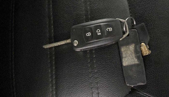 2018 Tata NEXON XM PETROL, CNG, Manual, 91,760 km, Key Close Up