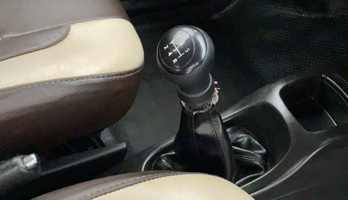 2014 Maruti Wagon R 1.0 VXI, Petrol, Manual, 1,14,840 km, Gear lever - Boot cover slightly torn