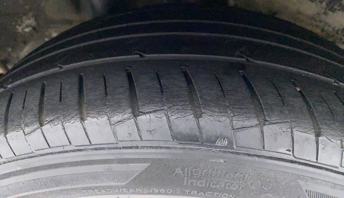 2018 Hyundai Verna 1.6 VTVT SX, Petrol, Manual, 32,220 km, Right Rear Tyre Tread