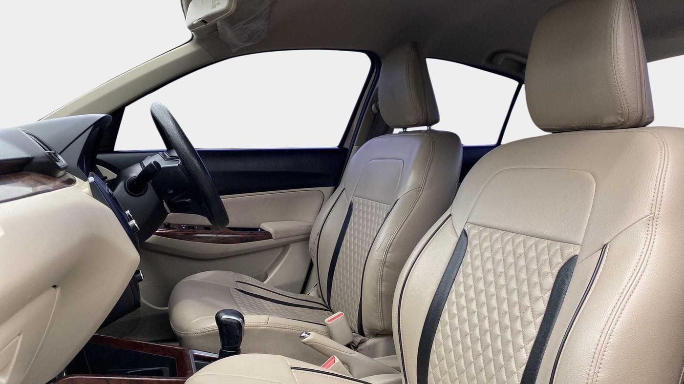 2018 Maruti Dzire ZDI AMT, Diesel, Automatic, 1,06,912 km, Right Side Front Door Cabin