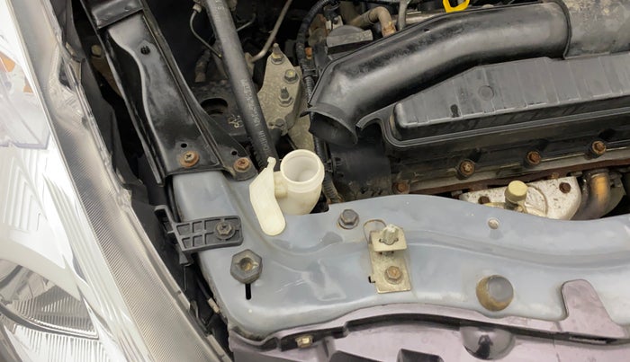2015 Maruti Swift VXI, Petrol, Manual, 48,681 km, Front windshield - Wiper bottle cap missing
