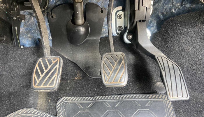 2014 Maruti Swift VXI, Petrol, Manual, 27,376 km, Pedals