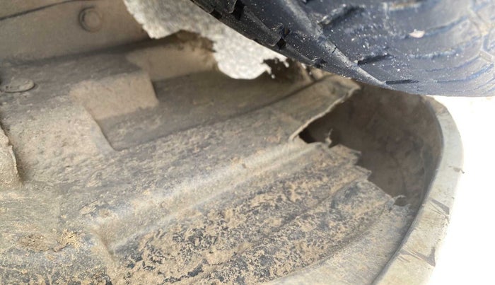 2010 Maruti Ritz VXI, Petrol, Manual, 86,168 km, Left fender - Lining loose