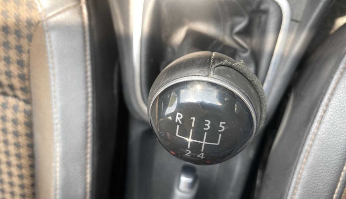 2018 Volkswagen Polo HIGHLINE PLUS 1.5 16 ALLOY, Diesel, Manual, 76,977 km, Gear lever - Knob cover torn