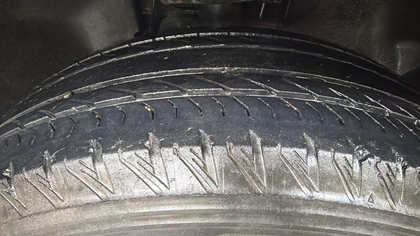2023 Tata Safari XZA PLUS DARK EDITION, Diesel, Automatic, 58,699 km, Right Front Tyre Tread